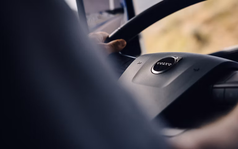 Grande plano da grade de um caminhão Volvo