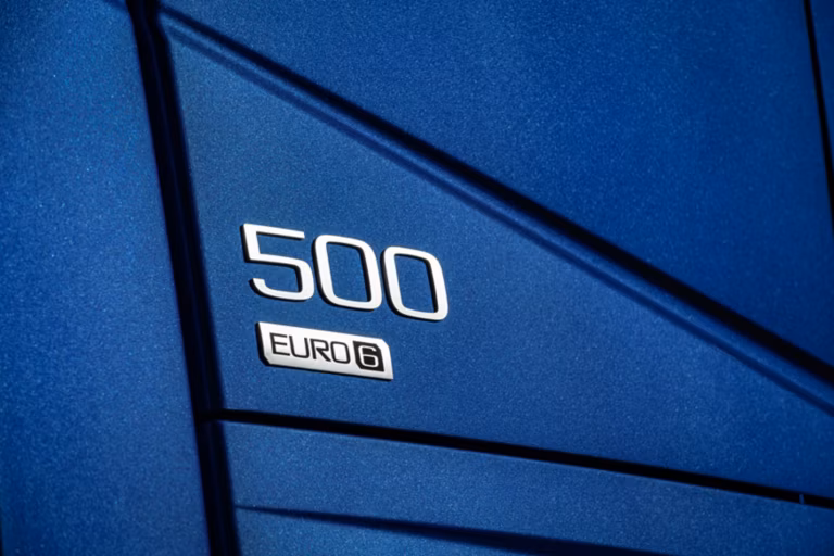 O Volvo FH16 Aero refletido na água, visto de lado
